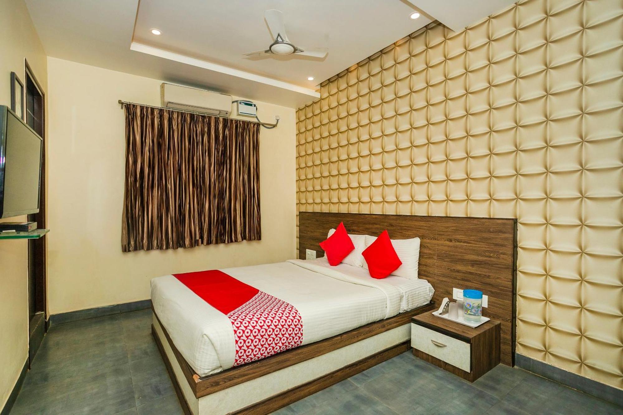 Super Collection O Indian Suites Near Sitara Restaurant Bangalore Buitenkant foto