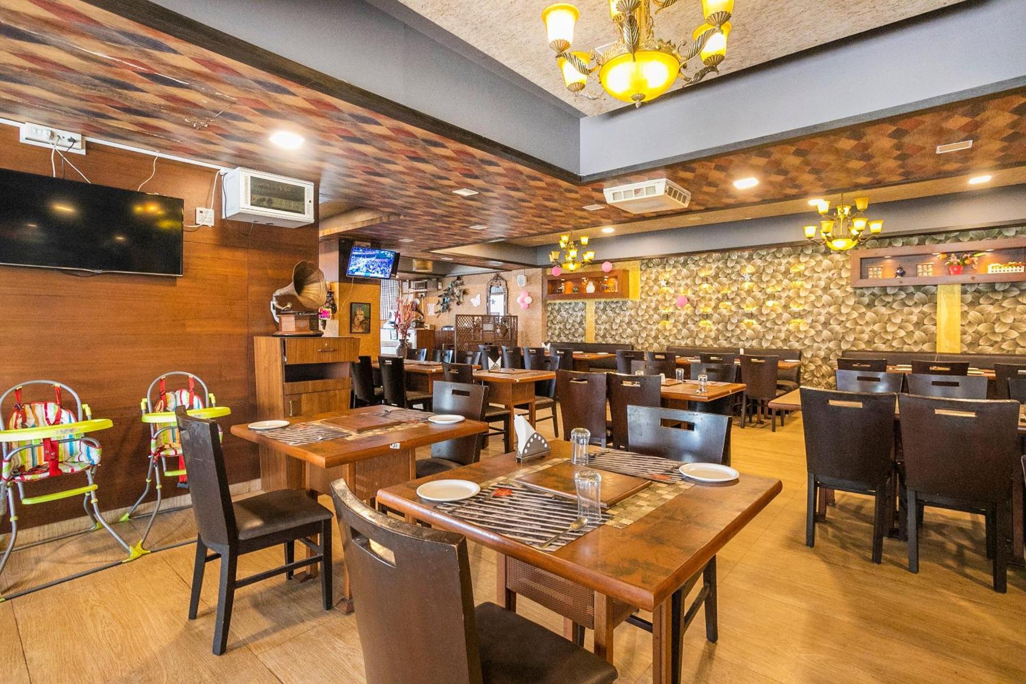 Super Collection O Indian Suites Near Sitara Restaurant Bangalore Buitenkant foto