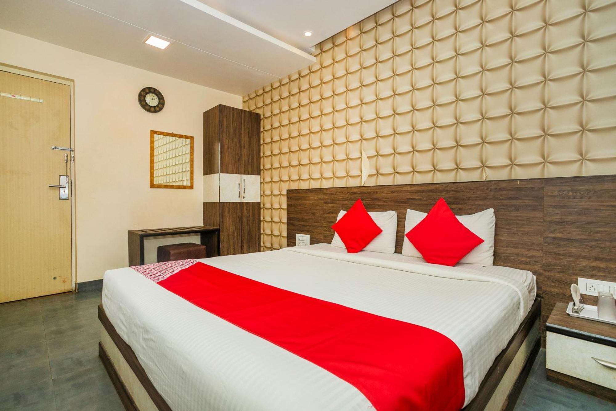 Super Collection O Indian Suites Near Sitara Restaurant Bangalore Buitenkant foto