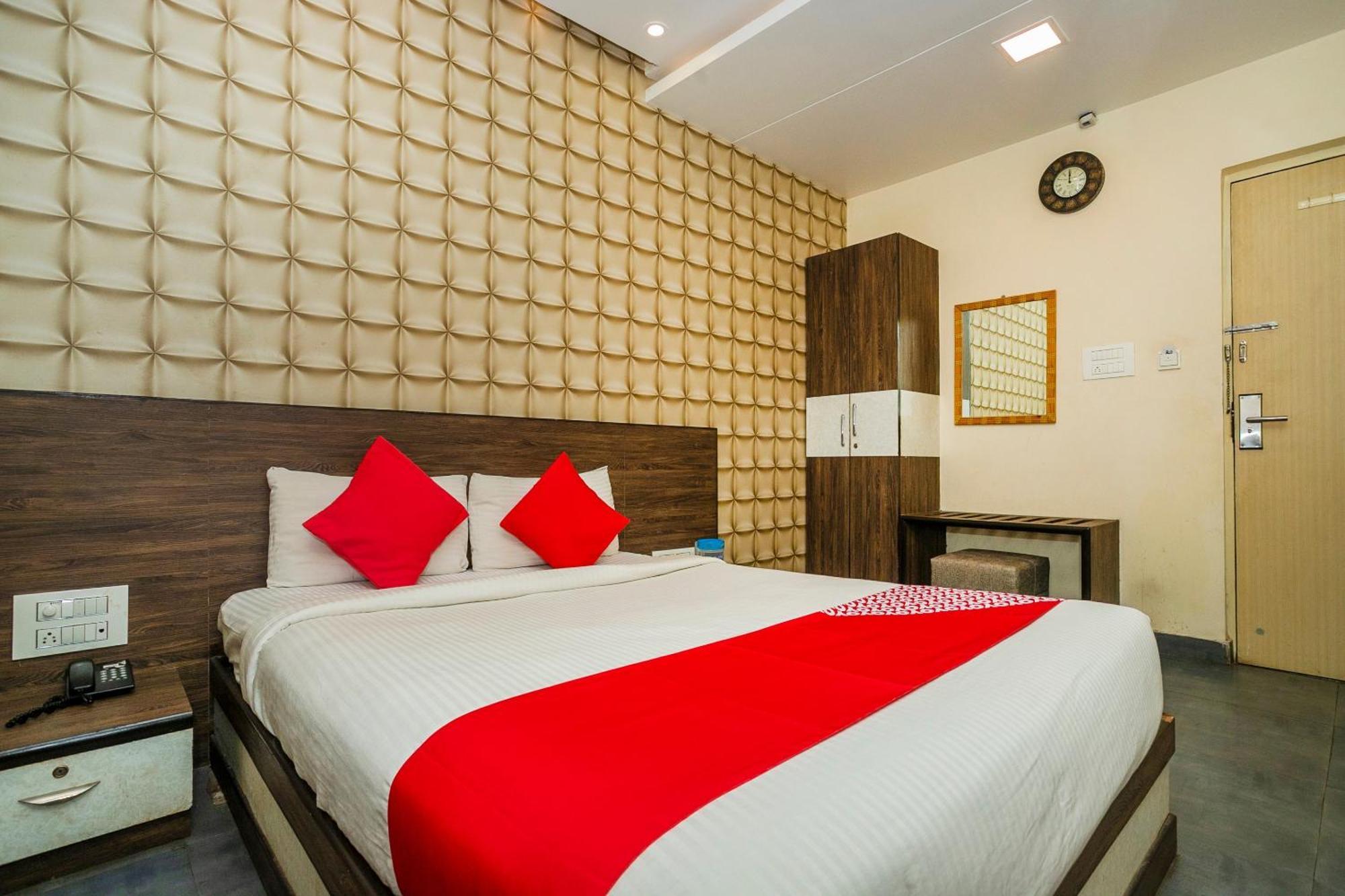 Super Collection O Indian Suites Near Sitara Restaurant Bangalore Buitenkant foto