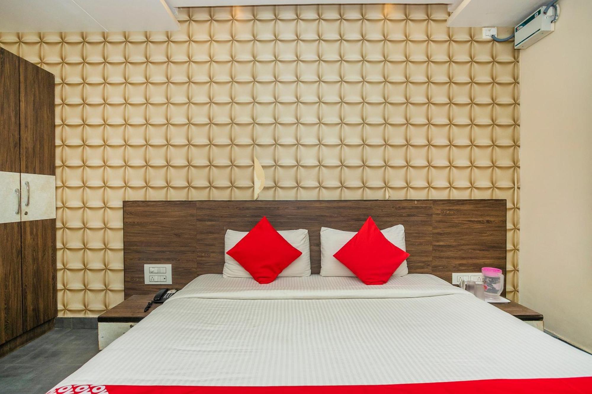 Super Collection O Indian Suites Near Sitara Restaurant Bangalore Buitenkant foto