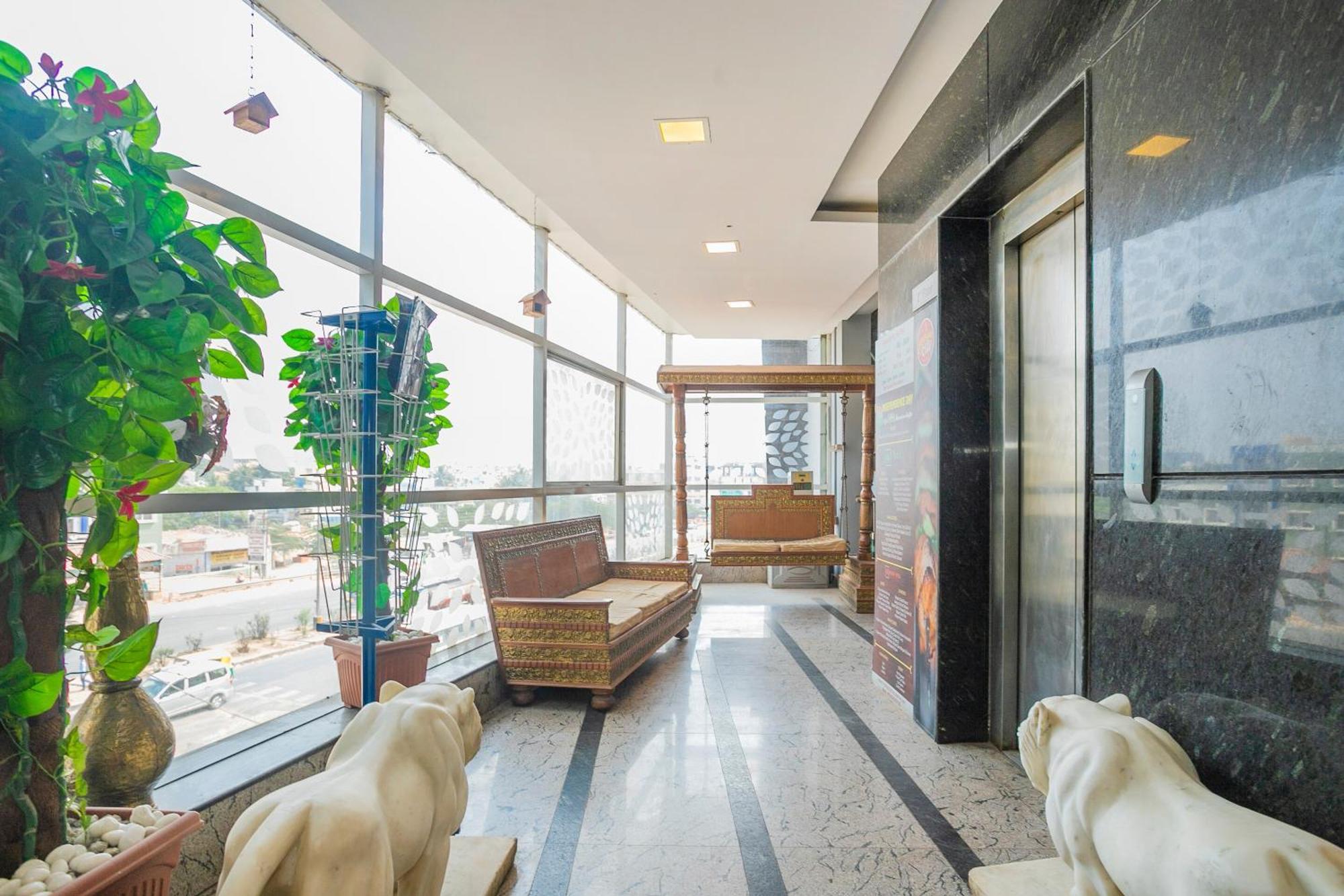 Super Collection O Indian Suites Near Sitara Restaurant Bangalore Buitenkant foto