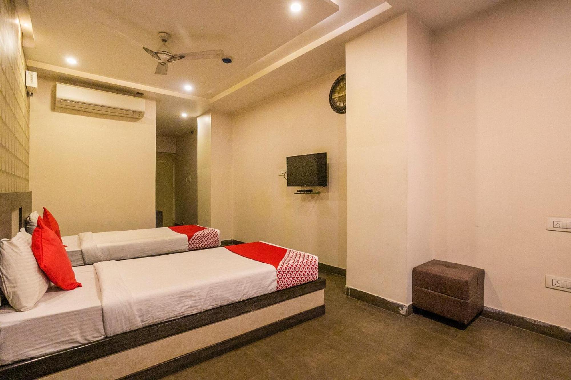 Super Collection O Indian Suites Near Sitara Restaurant Bangalore Buitenkant foto